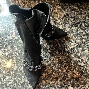 Nine West Women’s Stiletto Booties size 8M EUC Black with Grey Metal Chain